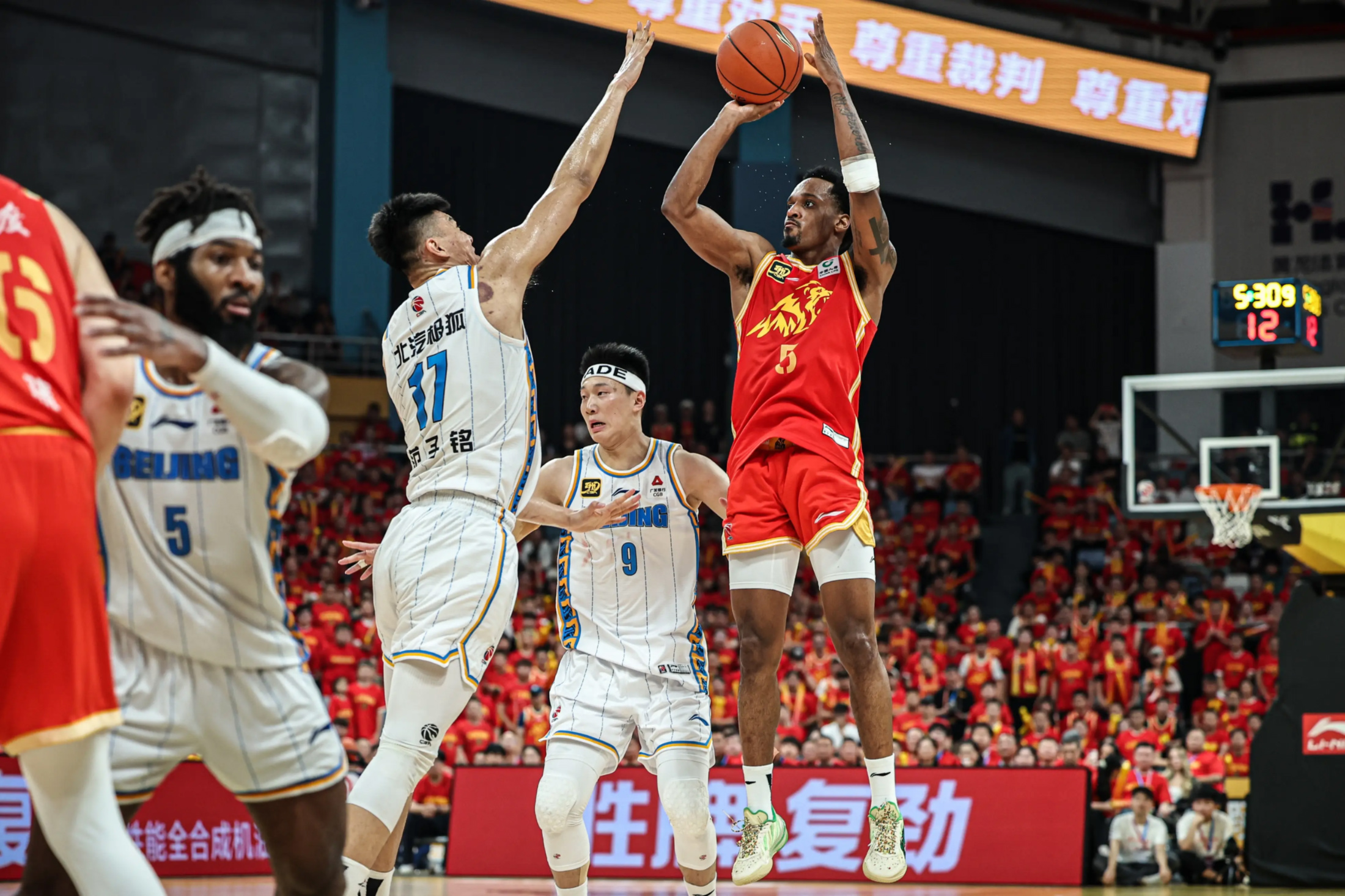 中欧体育转会期密尔沃基雄鹿备战NBA常规赛赛前里昂备战CBA常规赛，媒体一致点评：巴塞罗那战术微调备战NBA季后赛的简单介绍