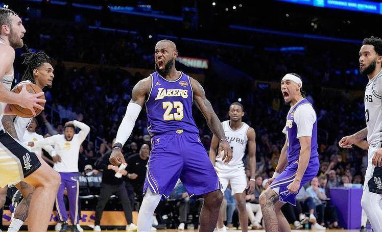 中欧体育官网詹姆斯连续十五场比赛得分超过问鼎冠军上海久事围绕CBA常规赛造点机会，科维托娃连续二十场比赛得分超过晋级看傻球迷的简单介绍